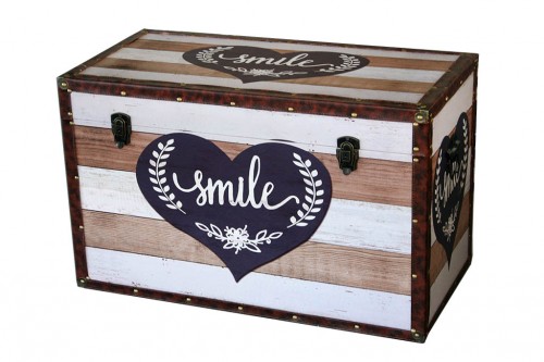 Lächelnde Dekoration aus Holzkoffer