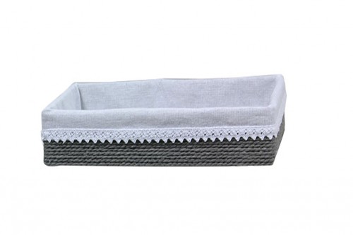 Tablett mit grauen Papierstreifen mit weißem Tuch