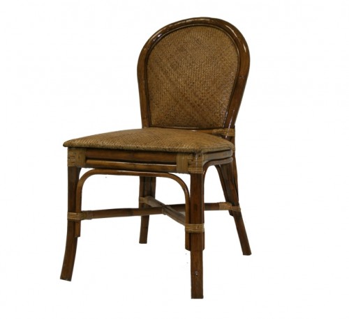 Stuhl aus glattem Rohrgeflecht