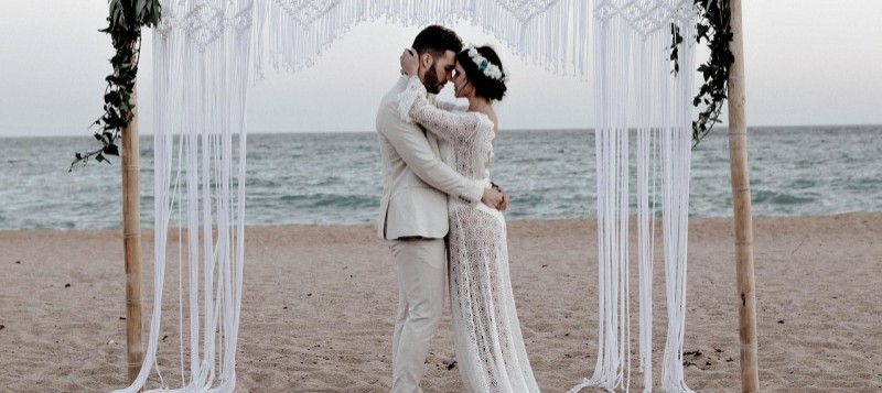 Cómo decorar una boda con cestas de mimbre: ideas elegantes y rústicas