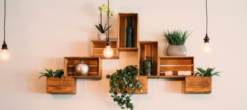 DIY: crea una estantería de pared con cajas de madera recicladas