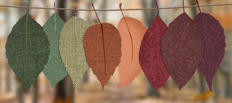 Decoración otoñal con cestas, viruta y maceteros