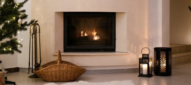 Velas, farolillos y detalles de mimbre: crea una iluminación navideña acogedora