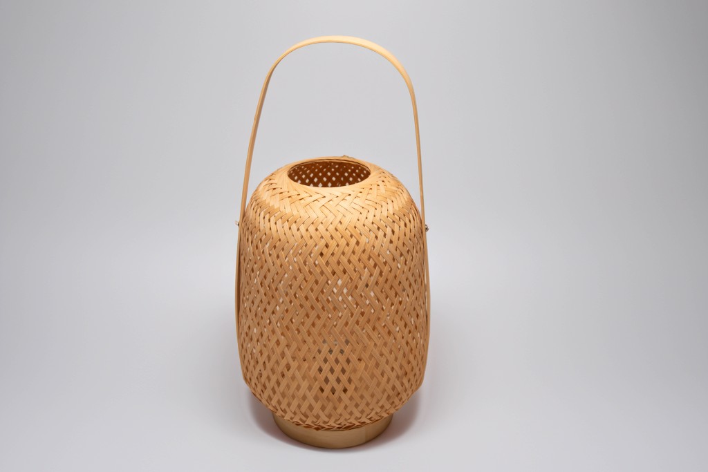 Lampara pie rattan con asa y portalamparas ce incluido