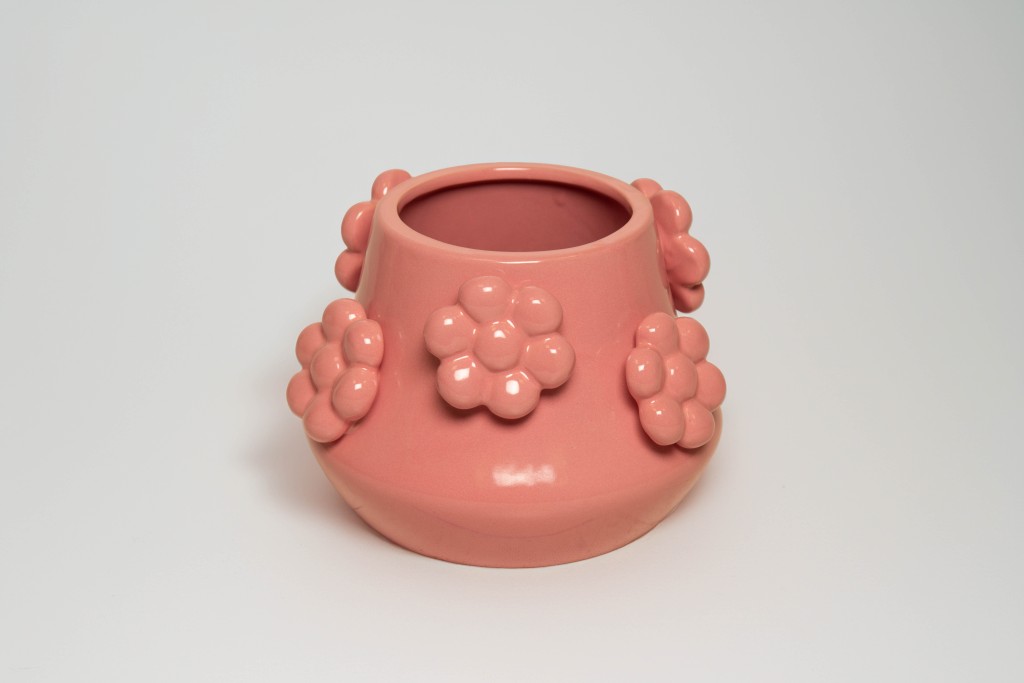 Macetero cerámica relieve floral redondeado