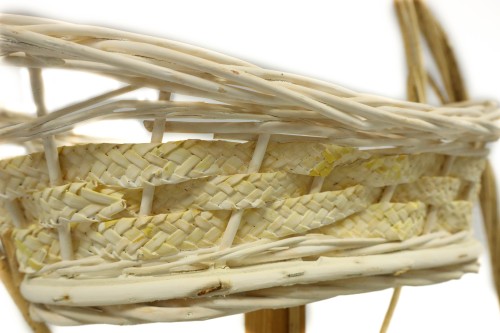 Dreistufiger Korb aus weißem Weidengeflecht