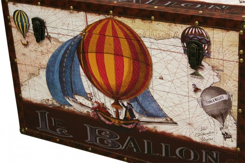 Wooden trunk decoration balloons