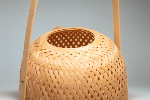 Lampara pie rattan con asa y portalamparas ce incluido