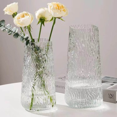 Jarron de cristal transparente con rayas