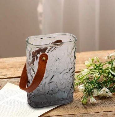 Jarron de cristal rectangular transparente con asa