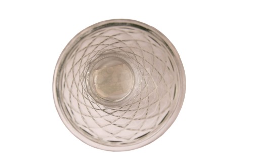 Jarrón transparente con relieve