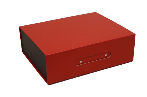 Roter Kartonkoffer