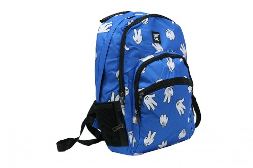 Rucksack mit blauen Handschuhen