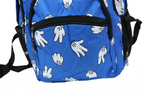 Rucksack mit blauen Handschuhen