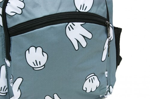 Rucksack mit grauen Handschuhen