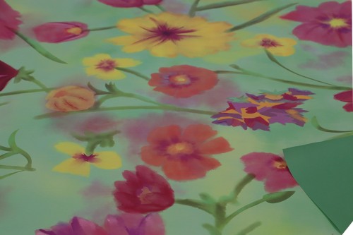 Rollo doble cara contraste verde/ flores pintadas. 70*50 mt.