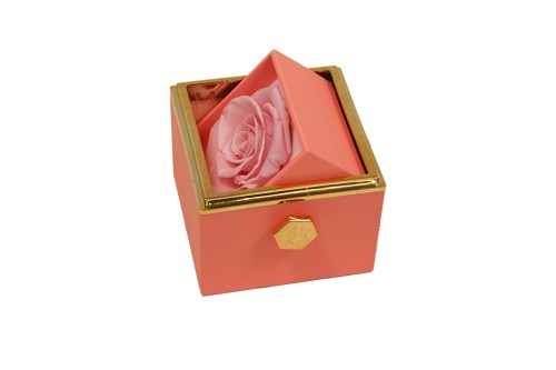 Boîte à bijoux rotative avec rose éternelle.