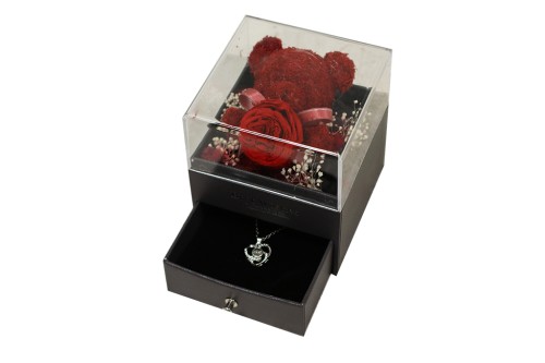 Schmuckbox mit rotem Blumenbär und konservierter Rose