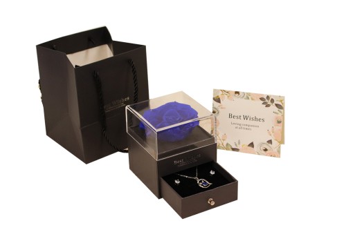 Rosa preservada azul oscuro con joyas