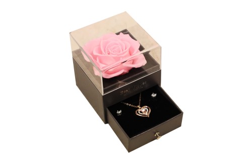 Rosa preservada con joyas