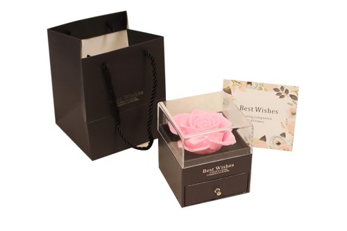 Rosa preservada con joyas